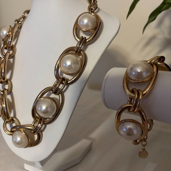 Beautiful Graziano Pearl Necklace (20") and Bracelet set in Gold Tone with pouch - Picture 15 of 16